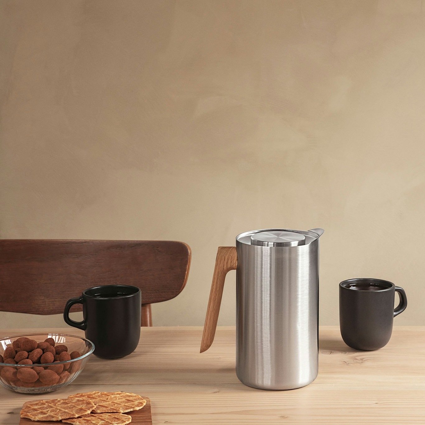 https://royaldesign.co.uk/image/6/eva-solo-nordic-kitchen-vacuum-jug-10-l-stainless-steel-6?w=800&quality=80
